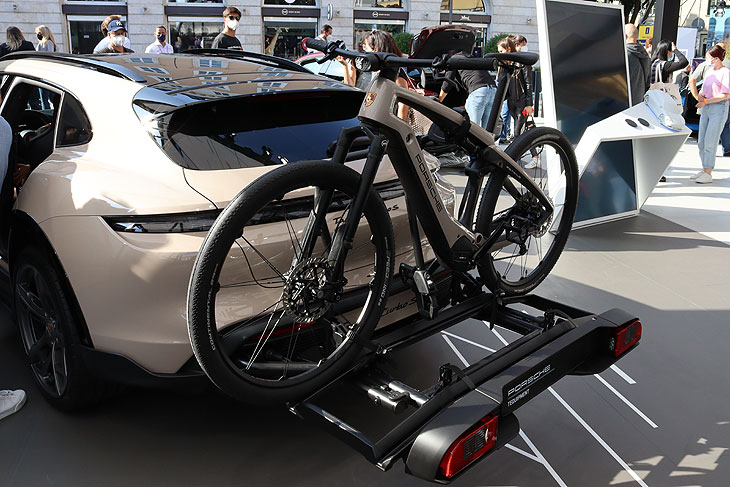 Porsche TaycanTurbo S Cross Turismo mit Porsche eBike im offenem Porsche Forum am Wittelbacher Platz (©Foto: Martin Schmitz)